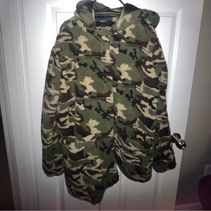 Forever 21 woman’s army puffy jacket